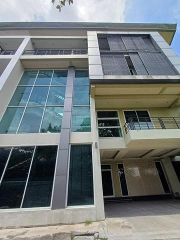 ให้เช่าโฮมออฟฟิต 4 ชั้น 600 ตร.ม. ห้องมุม ย่านรามอินทรา ใกล้แฟชั่นไอแลนส์