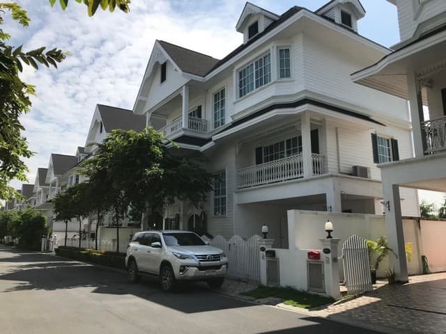 T26-799 ให้เช่า บ้าน Fantasia Villa 3 ซอยสันติคาม14 (สุขุมวิท109) 85000 บาทต่อเดือน ห้องนอน 4 ห้อง ห้องน้ำ 4 ห้อง ชั้นทั้งหมด 3 ชั้น