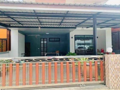 ขายและให้เช่าบ้านเดี่ยวหลังใหญ่บ้านบึงชลบุรี หมู่บ้านธนาสิริ วิลเลจ 3 ห้องนอน 2 ห้องน้ำ 1 ห้องครัว เนื้อที่ 52 ตารางวา