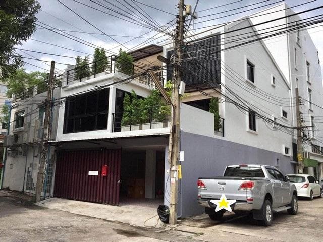 ให้เช่าทาวเฮ้าส์ 3 ชั้น 350 ตร.ม. ซอยสุขุมวิท 63 เขตวัฒนา ใกล้ BTS เอกมัย