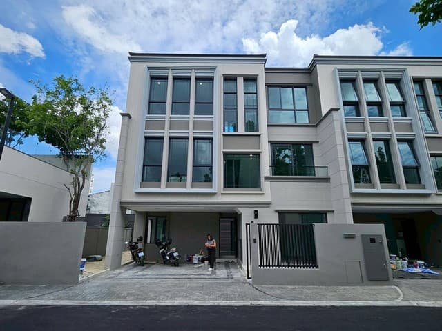 ให้เช่า ทาวน์โฮม Classe Ratchayothin ขนาด 41.6 ตร.วา พทชส 228 ตร.ม 3 ห้องนอน 4 ห้องน้ำ บ้านใหม่ 3 ชั้น วิวสวนและน้ำพุ ใกล้ BTS พหลโยธิน