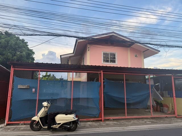บ้านเดี่ยว 2 ชั้น สร้างเอง ทำเลดี ติดถนน ใกล้แยกบางคูวัด จ.ปทุมธานี ราคาเพียง 3 ล้านบาท