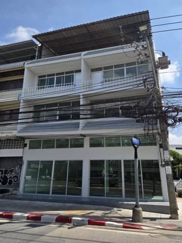 HR 10252 ให้เช่าอาคาร 3 ชั้นครึ่ง+ดาดฟ้ามีหลังคา ห้องหัวมุม ติดถนนเฉลิมพระเกียรติ ร.9 ซอย 5 รีโนเวทใหม่ ใกล้รถไฟฟ้าศรีอุดม 400 เมตร