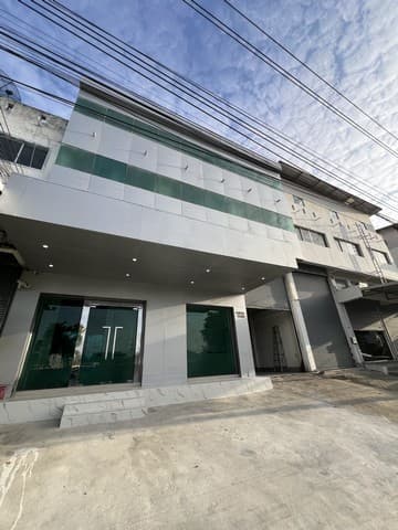 ให้เช่าสำนักงานออฟฟิต พร้อมโกดัง ตึก 3ชั้น ถ.กิ่งแก้วบางนาตราด ใกล้สนามบิน