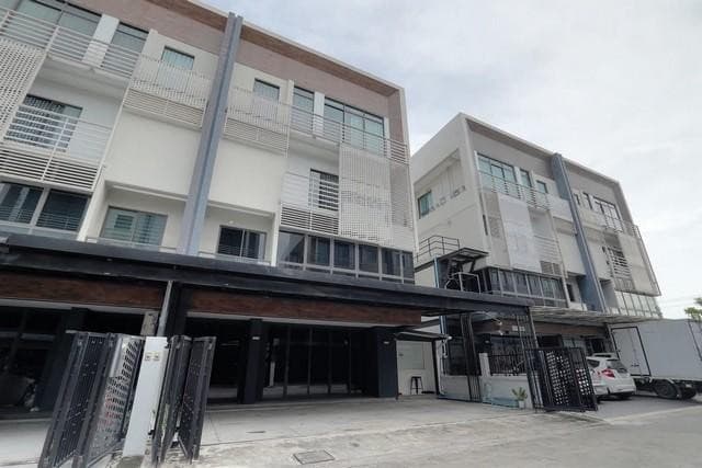 ขายอาคาร สำนักงาน โฮมออฟฟิศ 4 ชั้น ย่านรามอินทรา นวลจันทร์ โครงการ DISTRICT EKKAMAI-RAMINTRA ตกแต่งพร้อมใช้งาน