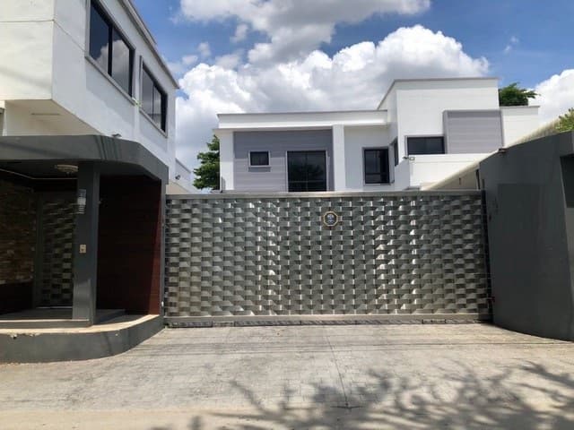 ขายบ้านเดี่ยวหลังใหญ่สไตล์ โมเดิร์น เนื้อที่ 1 ไร่ จรัญสนิทวงศ์ 35 ใกล้โรงพยาบาลศิริราช เพียง 4 กม. สระว่ายน้ำส่วนตัว ทำเลเงียบสงบ