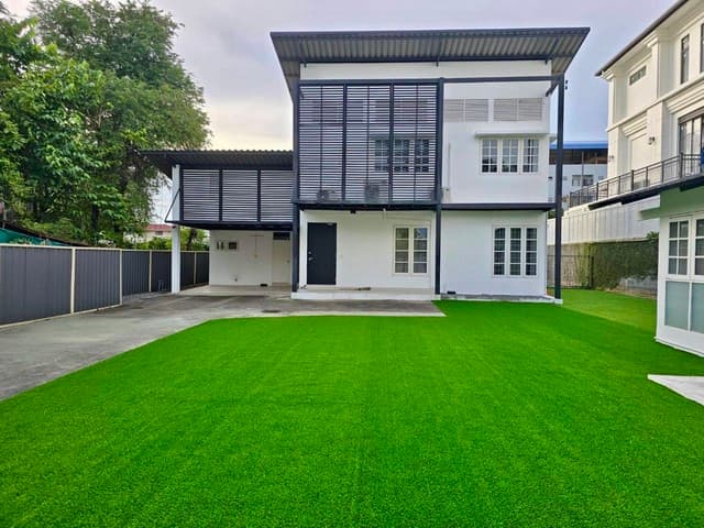 ให้เช่าบ้านเดี่ยวรามอินทรา 42 ใกล้รถไฟฟ้าสายสีชมพู 100 เมตร ที่ดิน 150 ตร.ว. จอด 7 คัน 100000 บาท