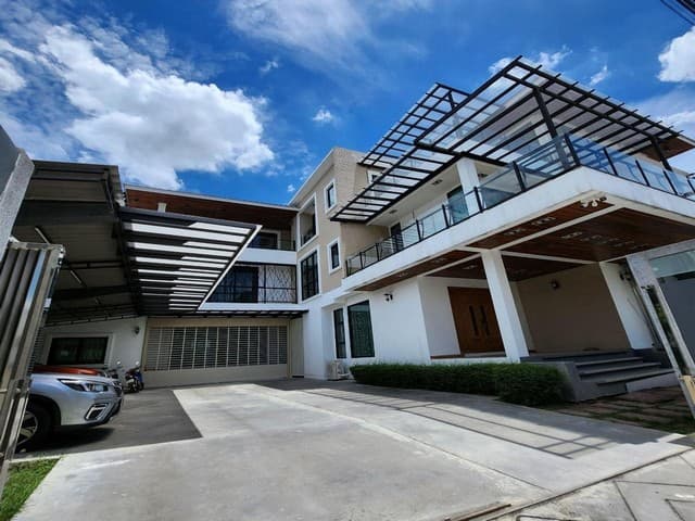 ขายบ้านเดี่ยว 3 ชั้น ขนาด 296 ตรว. สุขุมวิท 101 ซอยปุณณวิถี 27 พร้อมลิฟท์ ใกล้ BTS ปุณณวิถี