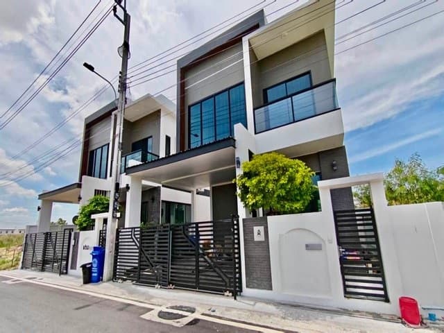 ให้เช่าบ้าน 3 ชั้น 4 ห้องนอน โครงการ Tanaphol Property บางนา กม. 10 ใกล้เมกะบางนา