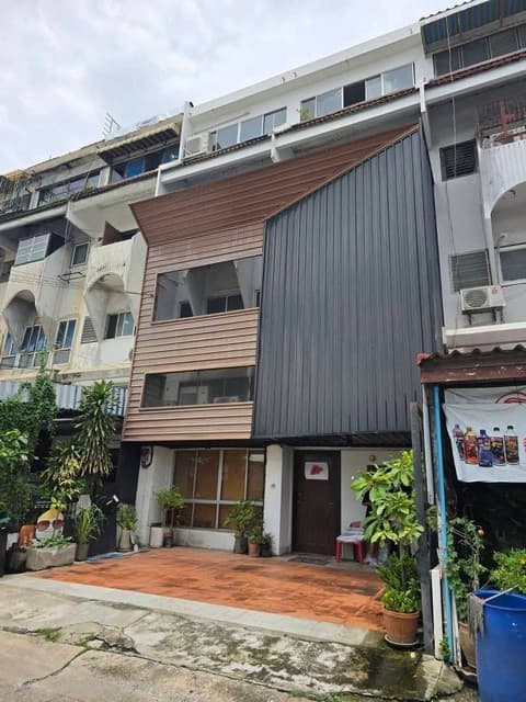 ขายโฮมออฟฟิศ 4.5 ชั้น 2 คูหา 520 ตรม. ตีทะลุเป็นคูหาเดียวแล้ว ซอยนวมินทร์ 80 เข้าซอยเล็กน้อย ใกล้โลตัสนวมินทร์