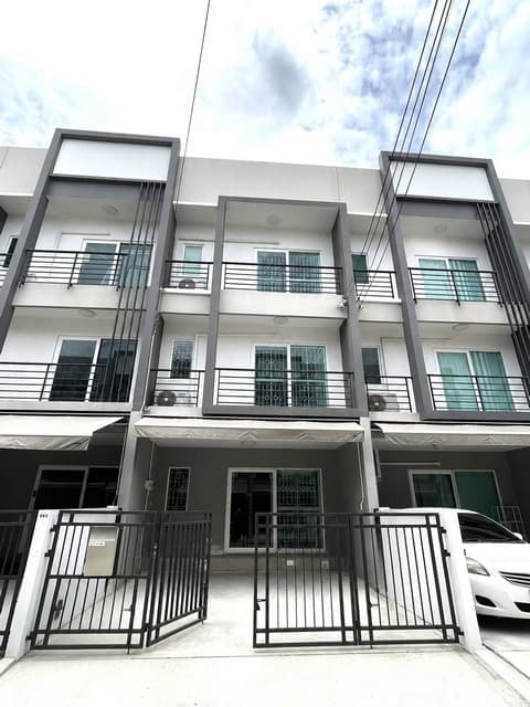 ให้เช่าทาวน์โฮม 3 ชั้น 3 ห้องนอน บ้านกลางเมือง สวนหลวง เฉลิมพระเกียรติ ร.9 ซอย 28 ตรงข้ามสวนหลวง