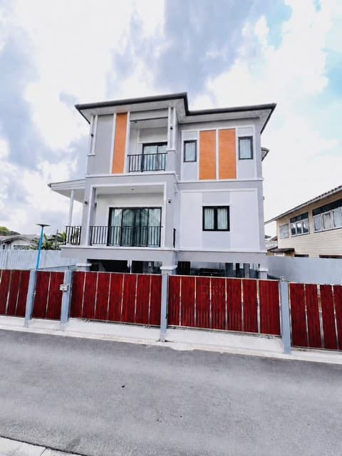 ขายบ้านเดี่ยว 3 ชั้น 50 ตรว. บ้านสร้างเอง สภาพใหม่ พัฒนาการ 32 หลังหมู่บ้านพฤกษา 73 ทำเลใกล้เมือง พัฒนาการ–อ่อนนุช–ศรีนครินทร์