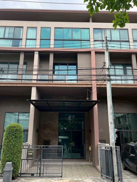 ขายทาวน์โฮม 3.5 ชั้น บ้านกลางเมือง รัชโยธิน พหลโยธิน 34 ใกล้ BTS เสนานิคม 650 เมตร ตกแต่งภายใน Premium ครบทุกพื้นที่ใช้สอย พร้อมเข้าพักอาศัย