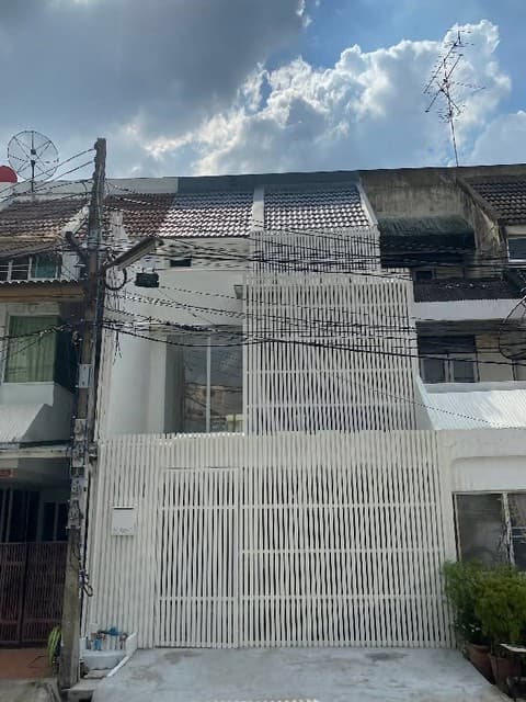 ให้เช่าทาวน์เฮาส์ 3 ชั้น 250 ตรม. 3 ห้องนอน สุขุมวิท 71 (ซอยปรีดีพนมยงค์ 42) 5 นาที ถึงเอกมัย และทองหล่อ