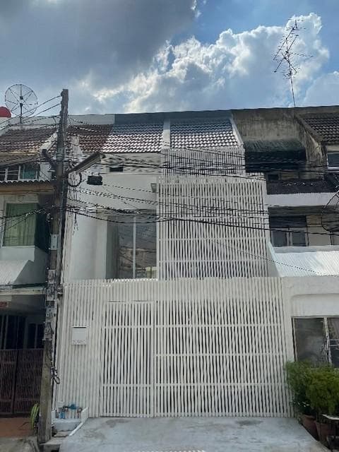 ให้เช่าทาวน์เฮาส์ 3 ชั้น 250 ตร.ม. ถนนสุขุมวิท 71 ซอยปรีดีพนมยงค์ 42 ( เลี้ยงสัตว์ได้ )