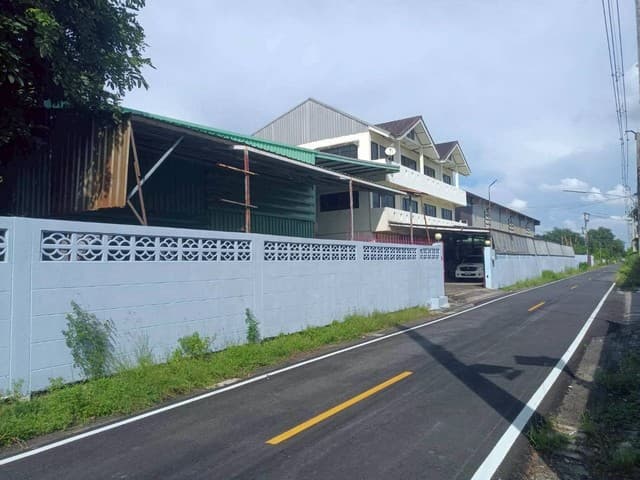 ขายโรงงานพร้อมเครื่องจักร และอาคารพาณิชย์ 3 ชั้น บนเนื้อที่ 2 ไร่ ย่านลำลูกกา คลอง 10 ขอ รง. ได้