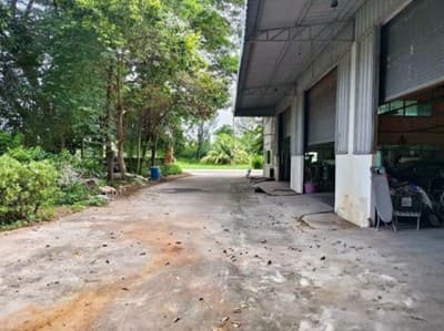 ให้เช่าโกดังพร้อมบ้านพักพนัสชลบุรี อ.พนัสนิคม จ.ชลบุรี โกดังพร้อมใช้งาน 1,100 ตรม. บ้านพักชั้นเดียว 1 หลัง
