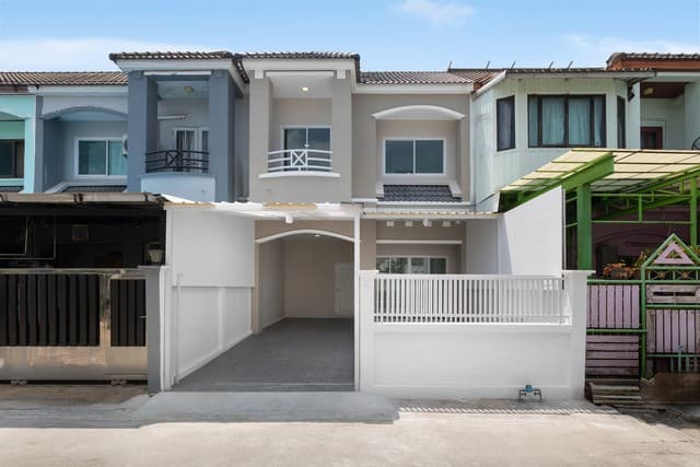 าวน์โฮม 2 ชั้น รีโนเวทใหม่ หมู่บ้านร่มโพธิ์ บางบัวทอง ติดถนนใหญ่ ใกล้สถานีรถไฟฟ้าสี่แยกบางพลู พร้อมอยู่