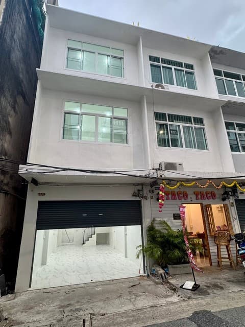 T26-910 ให้เช่า ทาวน์เฮ้าส์ อาคาร 4 ชั้นพร้อมดาดฟ้า ซอยสาทร 11 แยก 3 รีโนเวทใหม่ทั้งหลัง กรุงเทพ ห้องนอน 1 ห้อง ห้องน้ำ 3 ห้อง ใกล้กับ ใกล้ BTS เซนต์หลุยส์
