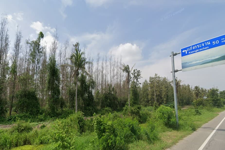 ขายที่ดินเปล่า ติดปั้มน้ำมันเพชรศรีจันทร์ปิโตรเลียม ตำบลปึกเตียน อำเภอท่ายาง จังหวัดเพชรบุรี เนื้อที่ 299 -0-61 ไร 3