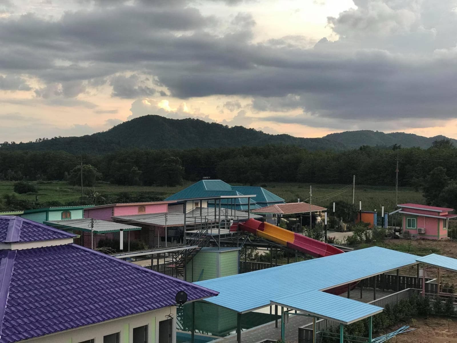 ขายกิจการห้องพักและสวนผลไม้ไทยฉ่ำๆ ชนแดน เพชรบูรณ์ 10 ไร่ มีสวนและกิจการเล็กๆ ออกแบบและวางระบบไว้สมบูรณ์