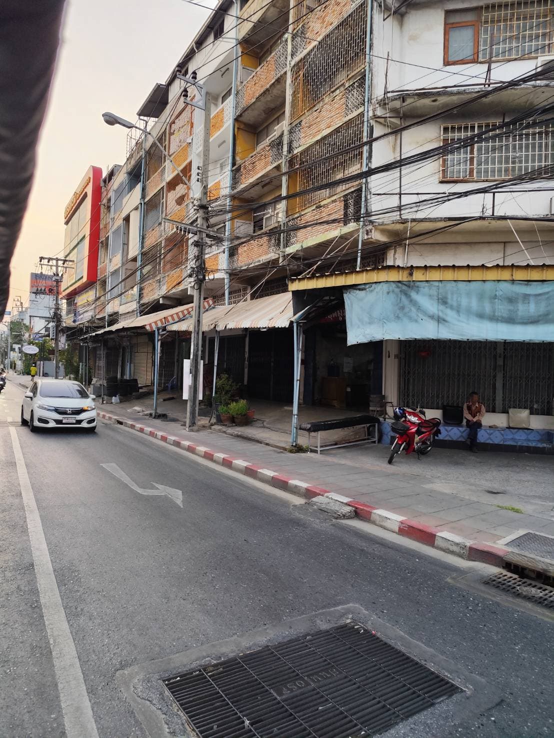 Sale and Rent Shophouse 4.5 storey no car park main road closed BTS Yellow Line ขายและให้เช่าตึกแถว แยกอุดมสุข 5