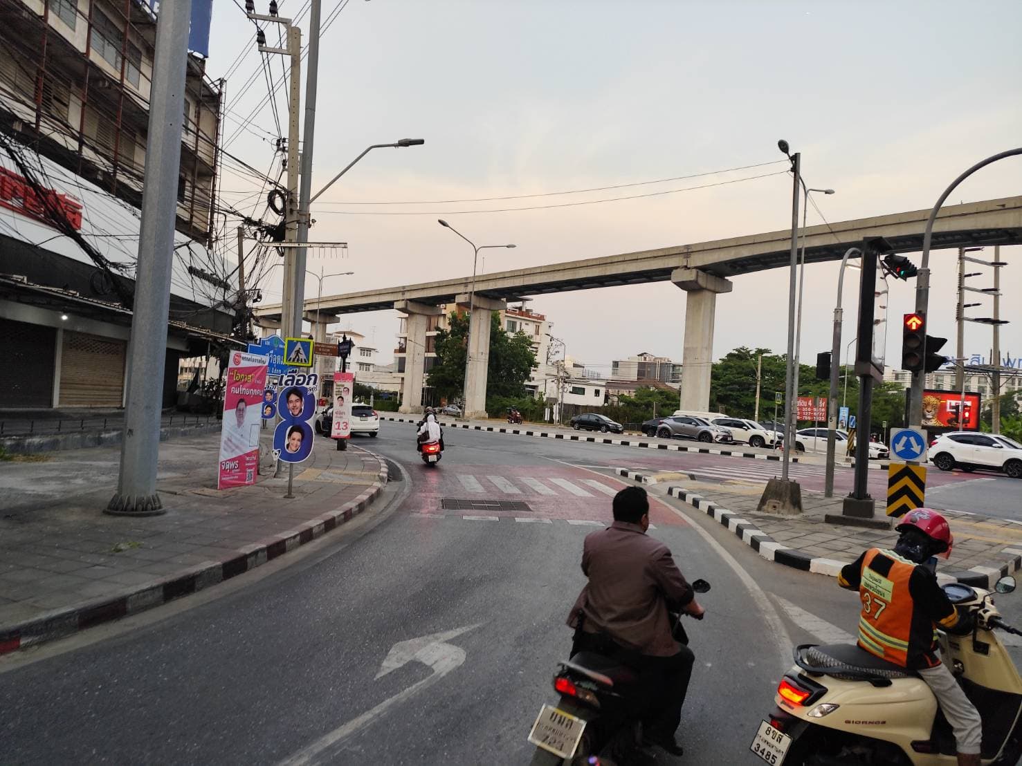 Sale and Rent Shophouse 4.5 storey no car park main road closed BTS Yellow Line ขายและให้เช่าตึกแถว แยกอุดมสุข 4