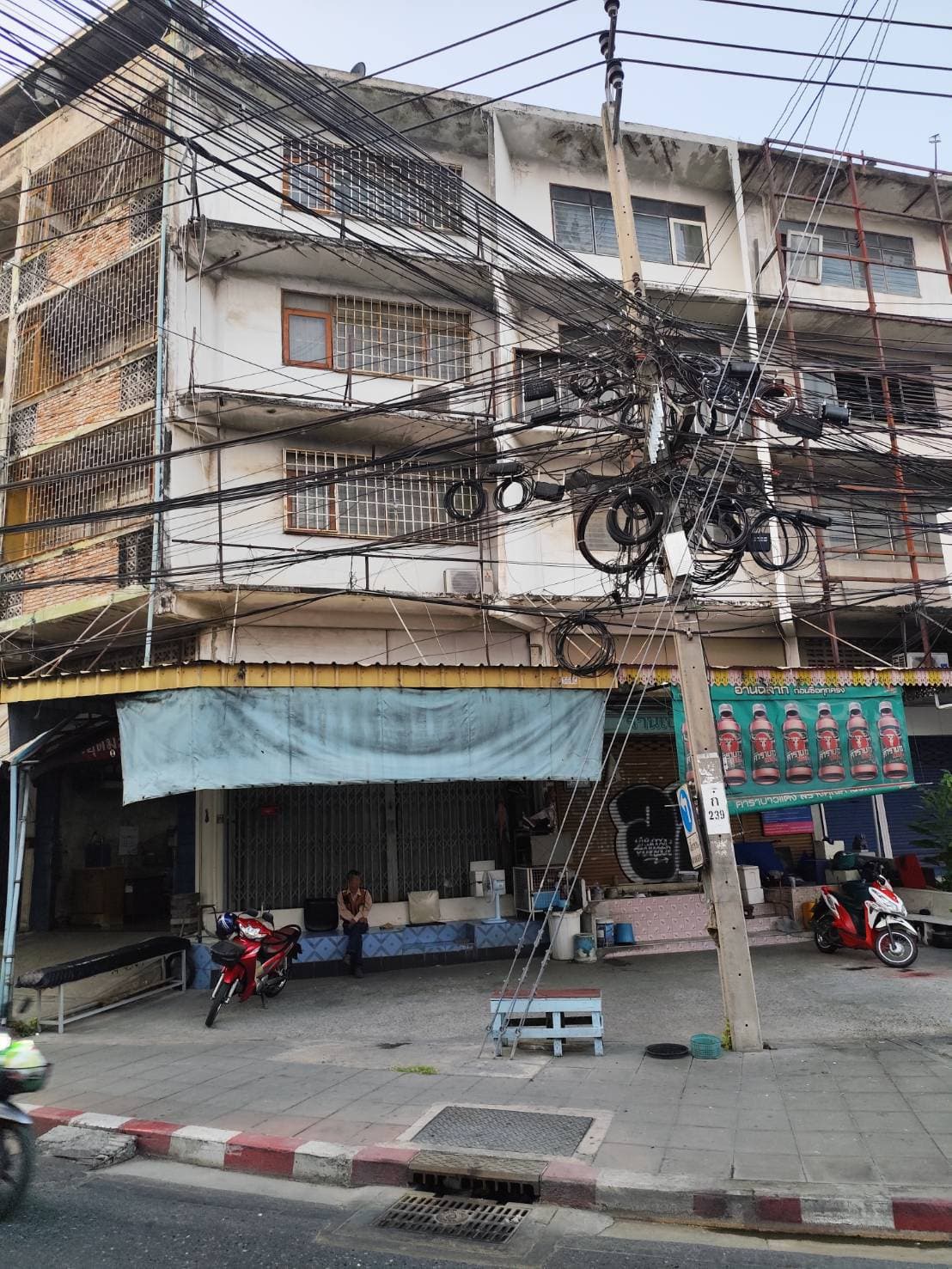 Sale and Rent Shophouse 4.5 storey no car park main road closed BTS Yellow Line ขายและให้เช่าตึกแถว แยกอุดมสุข 3