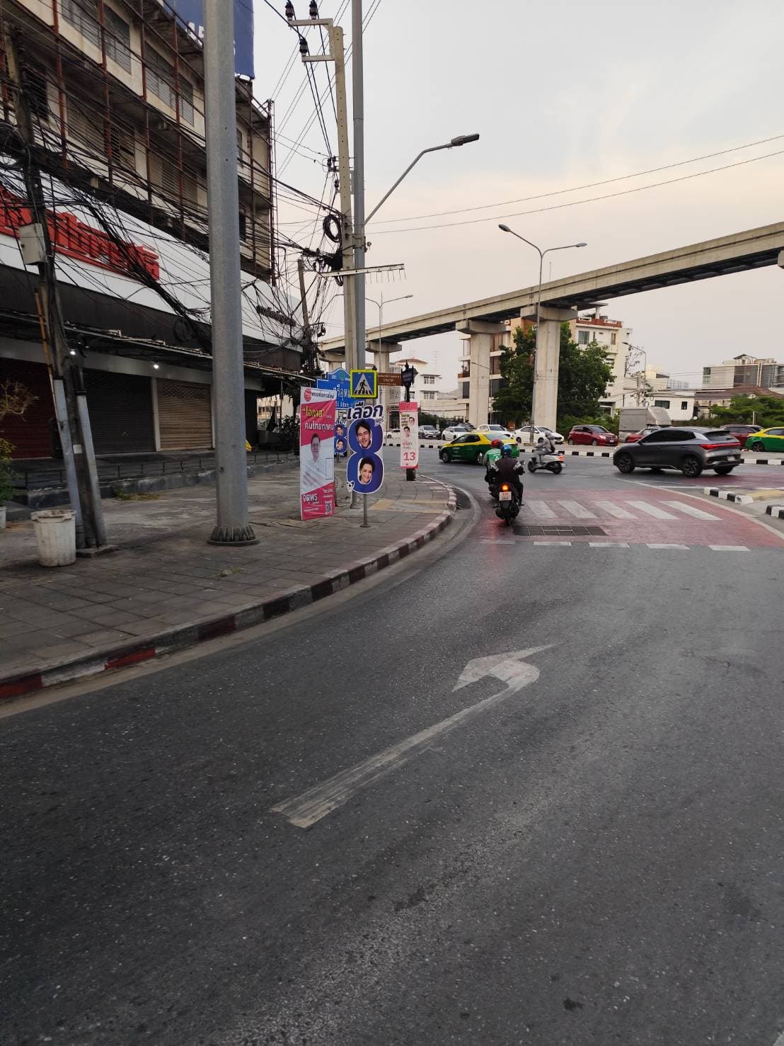 Sale and Rent Shophouse 4.5 storey no car park main road closed BTS Yellow Line ขายและให้เช่าตึกแถว แยกอุดมสุข 6