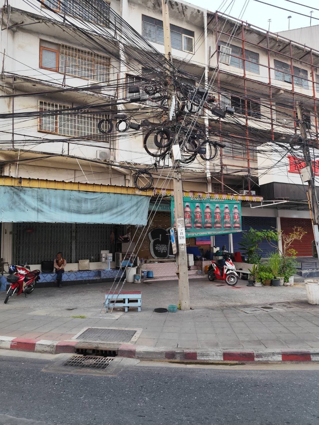 ขายตึกแถว 4.5 ชั้น ลึกมาก ไม่มีจอดรถ แยกอุดมสุข เหมาะทำร้านค้า ใกล้บีทีเอส สีเหลือง