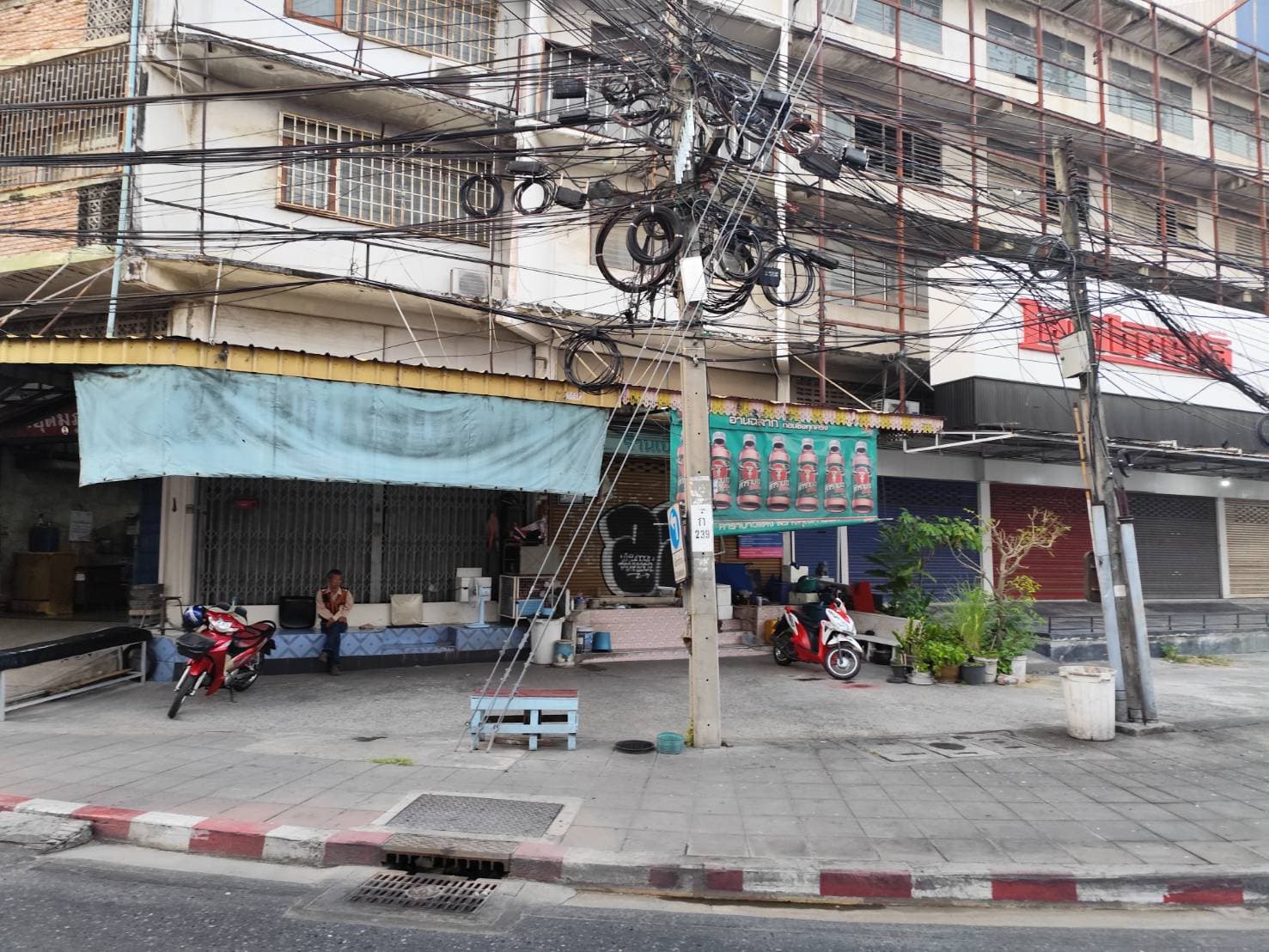 Sale and Rent Shophouse 4.5 storey no car park main road closed BTS Yellow Line ขายและให้เช่าตึกแถว แยกอุดมสุข 2