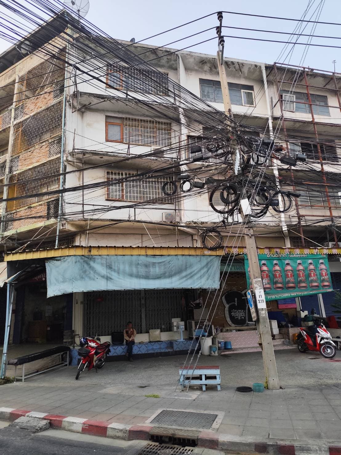 Sale and Rent Shophouse 4.5 storey no car park main road closed BTS Yellow Line ขายและให้เช่าตึกแถว แยกอุดมสุข