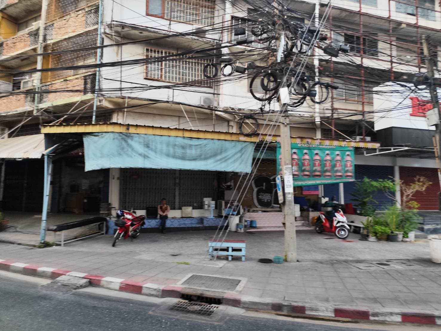ขายตึกแถว 4.5 ชั้น ลึกมาก ไม่มีจอดรถ แยกอุดมสุข เหมาะทำร้านค้า ใกล้บีทีเอส สีเหลือง 5