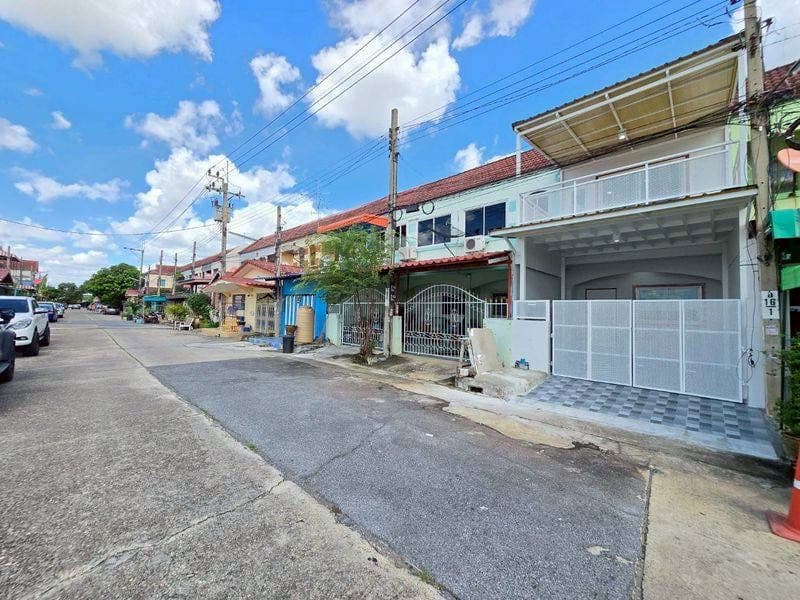 ทาวน์เฮาส์ 2 ชั้น ตกแต่งใหม่พร้อมอยู่ ถนนเมน มีระเบียงด้านหน้า หน้าบ้านไม่ชนใคร หลังบ้านไม่ชนใคร 4