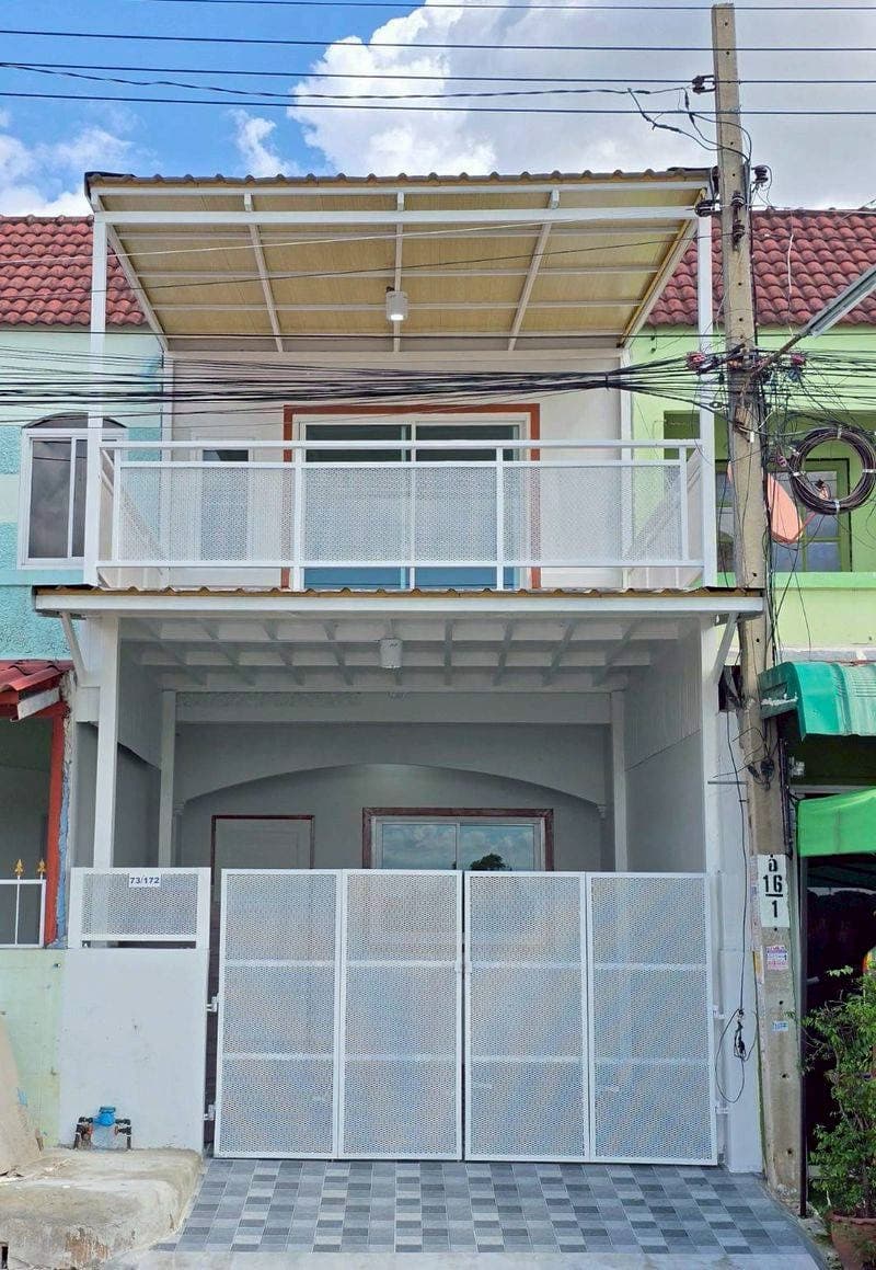 ทาวน์เฮาส์ 2 ชั้น ตกแต่งใหม่พร้อมอยู่ ถนนเมน มีระเบียงด้านหน้า หน้าบ้านไม่ชนใคร หลังบ้านไม่ชนใคร 3
