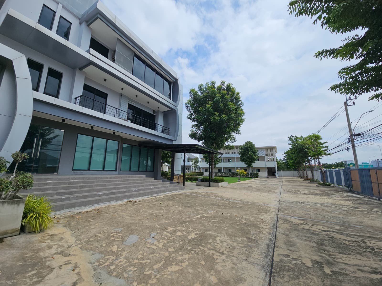 ให้เช่าที่ดินพร้อมอาคารสำนักงาน หอพักพนักงาน และสิ่งปลูกสร้าง ทำเลพุทธมณฑลสาย 1 4