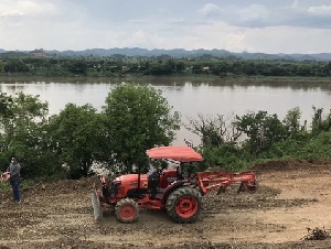 พื้นที่ดิน ที่ดินติดแม่น้ำโขง เชียงคาน เลย ใกล้ ติดแม่น้ำโขง และห่างถนนคนเดินเชียงคาน เพียงแค่ 5 กม. 25000000 -  พ.ท. 7 Rai 3 งาน 34 SQ.WA ราคาน่าลงทุน ที่ดินเป็นเนินสูงมองเห็นวิวแม่น้ำโขงแบบ 180 องศา และอยู่ติดถนนทางหลวงสายหลัก 
