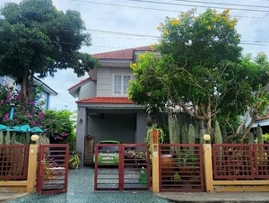 หมู่บ้านวรารักษ์ โรจนะ ถ.โรจนะ-วังน้อย จ.อยุธยา ที่ตั้ง :ถ.โรจนะ-วังน้อย ต.ลำตาเสา อ.วังน้อย จ.พระนครศรีอยุธยา