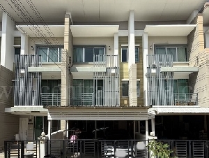 ลดราคาด่วน ทาวน์โฮม 3 ชั้น ทาวน์พลัส ประชาอุทิศ - ทุ่งครุ บ้านสวย พร้อมอยู่