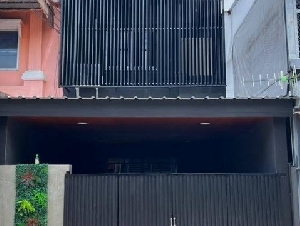 ขายหรือให้เช่า ทาวน์เฮ้าส์ในเมืองรีโนเวทใหม่ สไตล์โมเดิร์น ศรีอนันต์ทาวน์เฮ้าส์ ตำบลฟ้าฮ่าม อำเภอเมืองเชียงใหม่ 