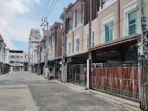 ขายทาวน์โฮม 3 ชั้น ตกแต่งแล้ว ฟรีเฟอร์โครงการบ้านมาลานันท์ ปิ่นเกล้า-บรมราชชนนี-จรัญสนิทวงศ์ 45 กทม