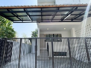  ทาวน์โฮม 5 ชั้น สไตล์โมเดิร์น มีพื้นที่ข้างบ้านเหลือๆ ป่าแดด