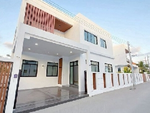 บ้านใหม่ 2 ชั้น สไตล์โมเดิร์น บ้านหลังใหญ่ ทำเลดี มืองเชียงใหม่