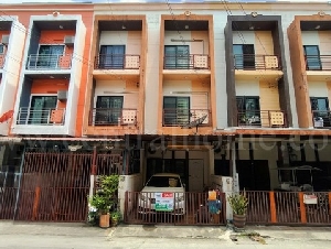 จองด่วน ทาวน์เฮ้าส์ 3 ชั้น หมู่บ้านไพโรจน์ โครงการ 5 บางนา ราคาถูกมาก