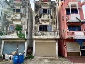 อาคารพาณิชย์เธียรทอง 2 บ้านเปล่าสำหรับซื้อลงทุน ราคาต่ำประเมิน ห่างถนนเพียง 50 เมตร ถูกที่สุด