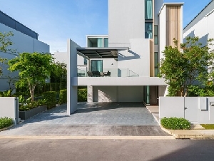 ขาย/ให้เช่าบ้านเดี่ยว 3ชั้น VIVE กรุงเทพกรีฑา ที่ดิน 110 ตร.ว พื้นที่ใช้สอย 421 ตร.ม มีลิฟท์+มีเฟอร์+สระว่ายน้ำ ตกแต่งครบพร้อมเข้าอยู่