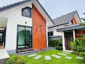 ขายพลูวิลล่า สไตล์ Modern Luxury ทำเลดี ตกแต่งครบ พร้อมเข้าอยู่ FP-H02107 