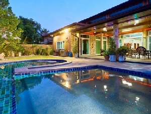 บ้านขนาดใหญ่ ขอบอ่างน้ำมาบประชัน  สระว่ายน้ำ ยาว 18x6 ระบบเกลือ