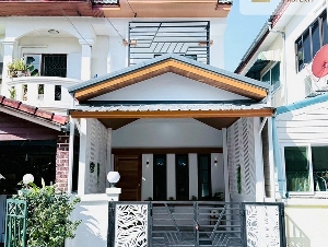 หมู่บ้านมารวย  ซอยร่มเกล้า 44 บ้านสวย ฝ้าเพดานสูง โปร่ง ตกแต่งครบ พร้อมอยู่