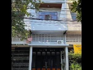 ทาวน์โฮม สไตล์คาเฟ่ ห่าง สถานีรถไฟเชียงใหม่ เพียง 300 เมตร รอบบ้านมีร้านกาแฟและร้านอาหาร เดินถึงได้ 